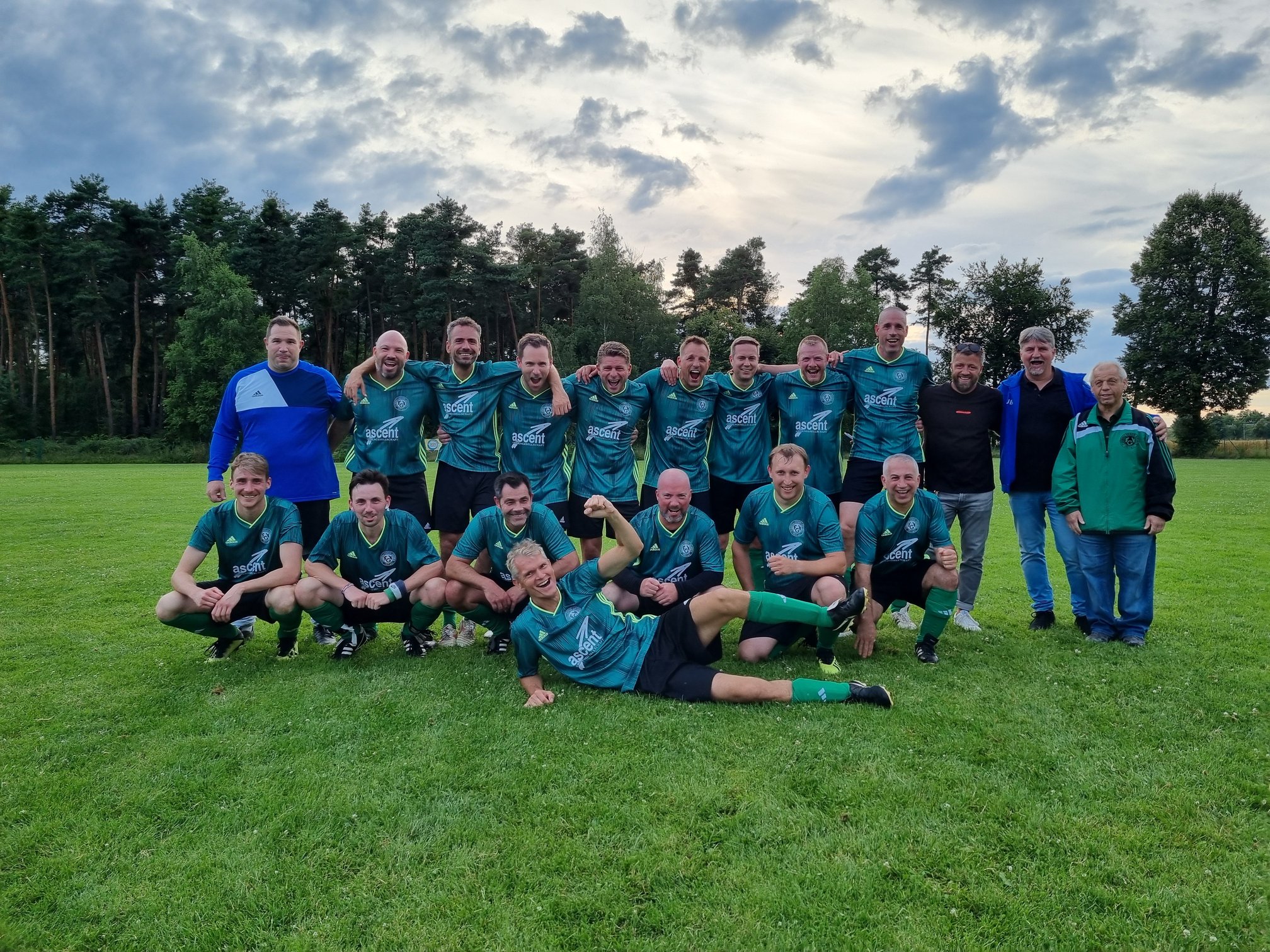 Das Bild zeigt die AH-Mannschaft beim Halbfinale des OrthoKonzept AH-Kreispokal 2024 gegen den FV Liedolsheim.